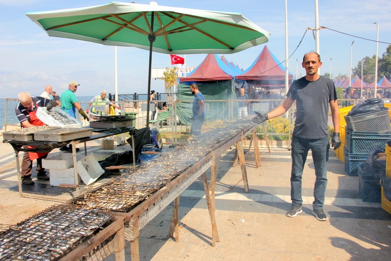 &Ccedil;ınarcık&rsquo;ta 4 ton hamsi ikram edildi
