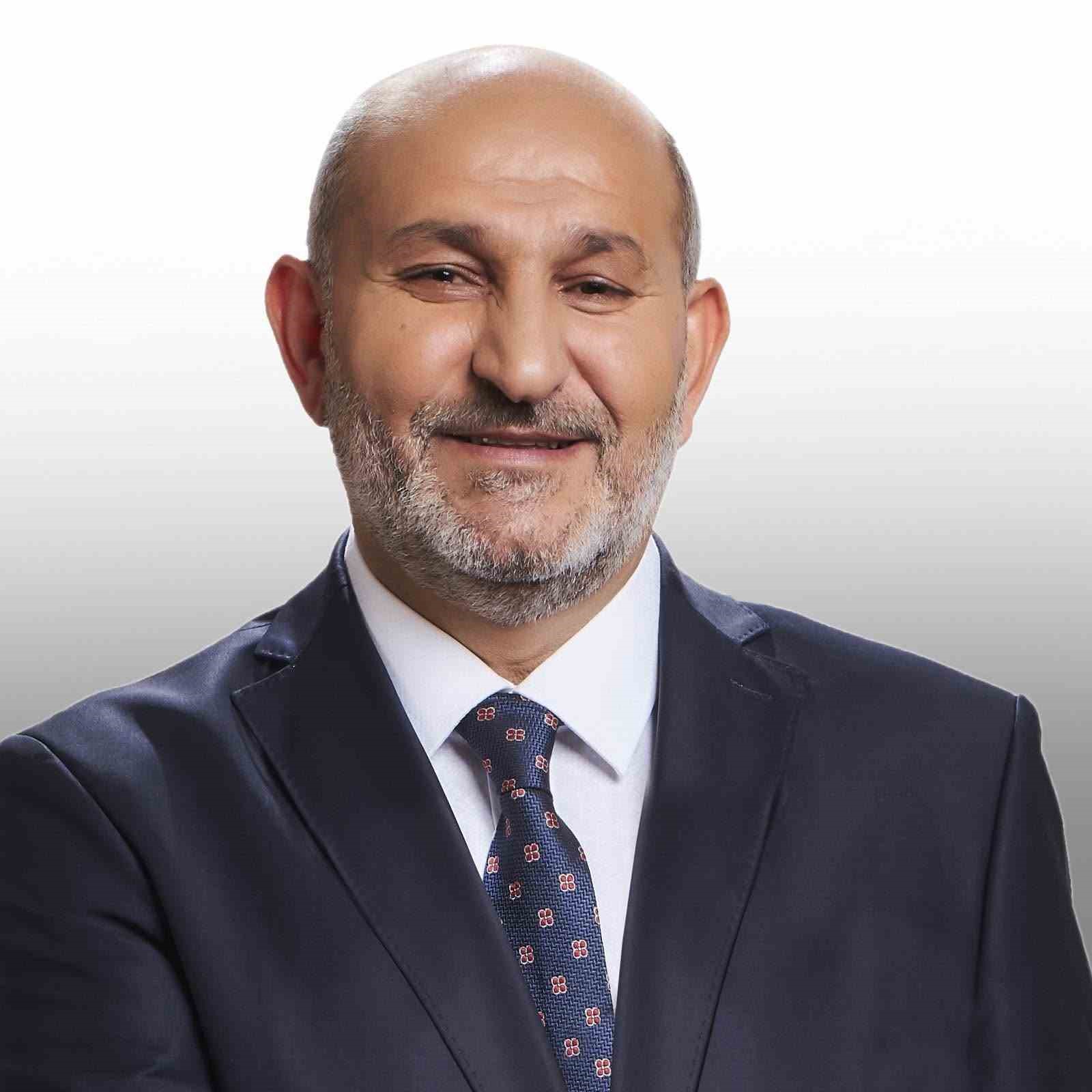 Tapu personeliyle tartışan belediye başkanı, kurumun önünü kazdırdı
