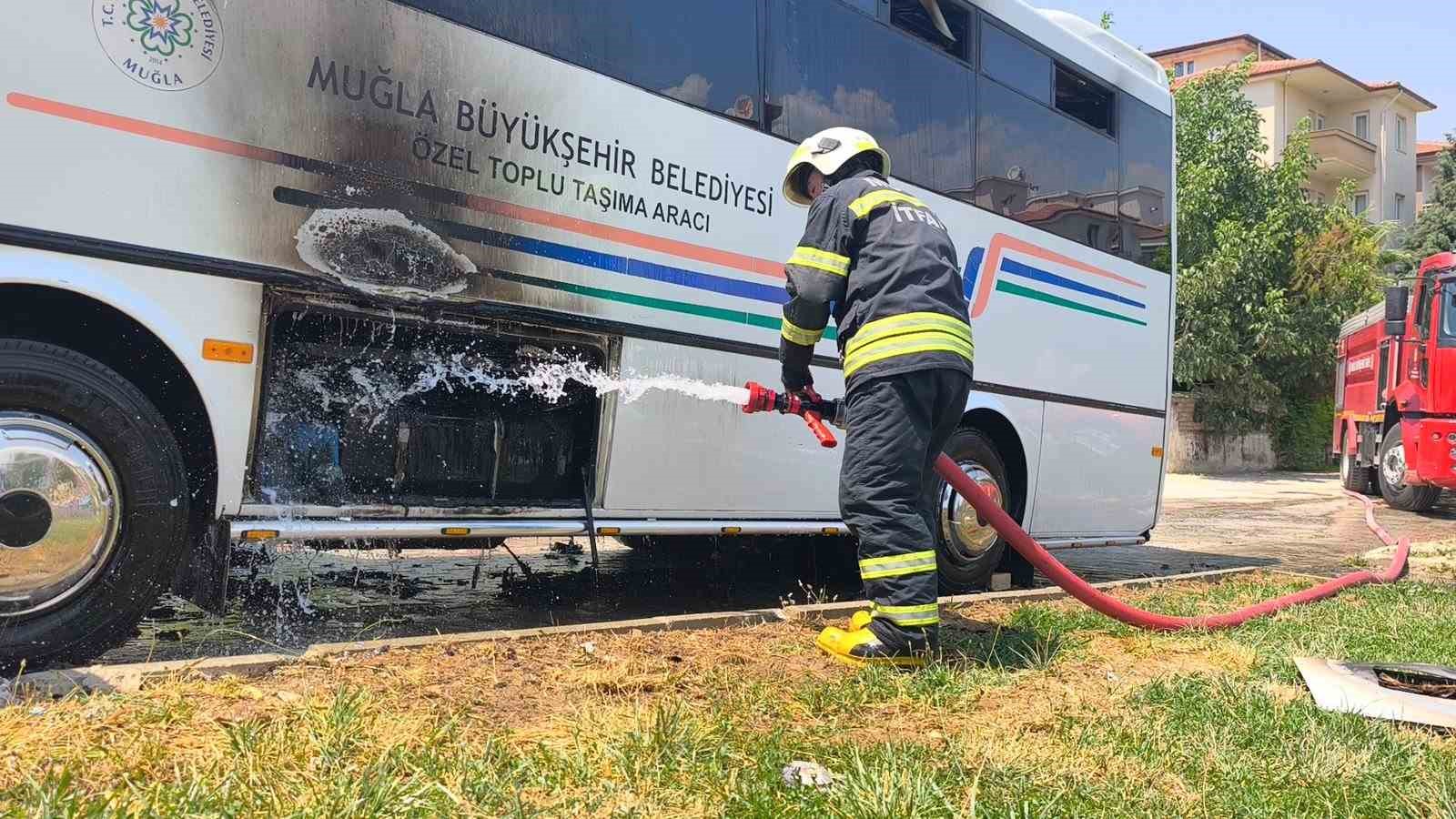 Muğla’da park halindeki midibüste yangın çıktı