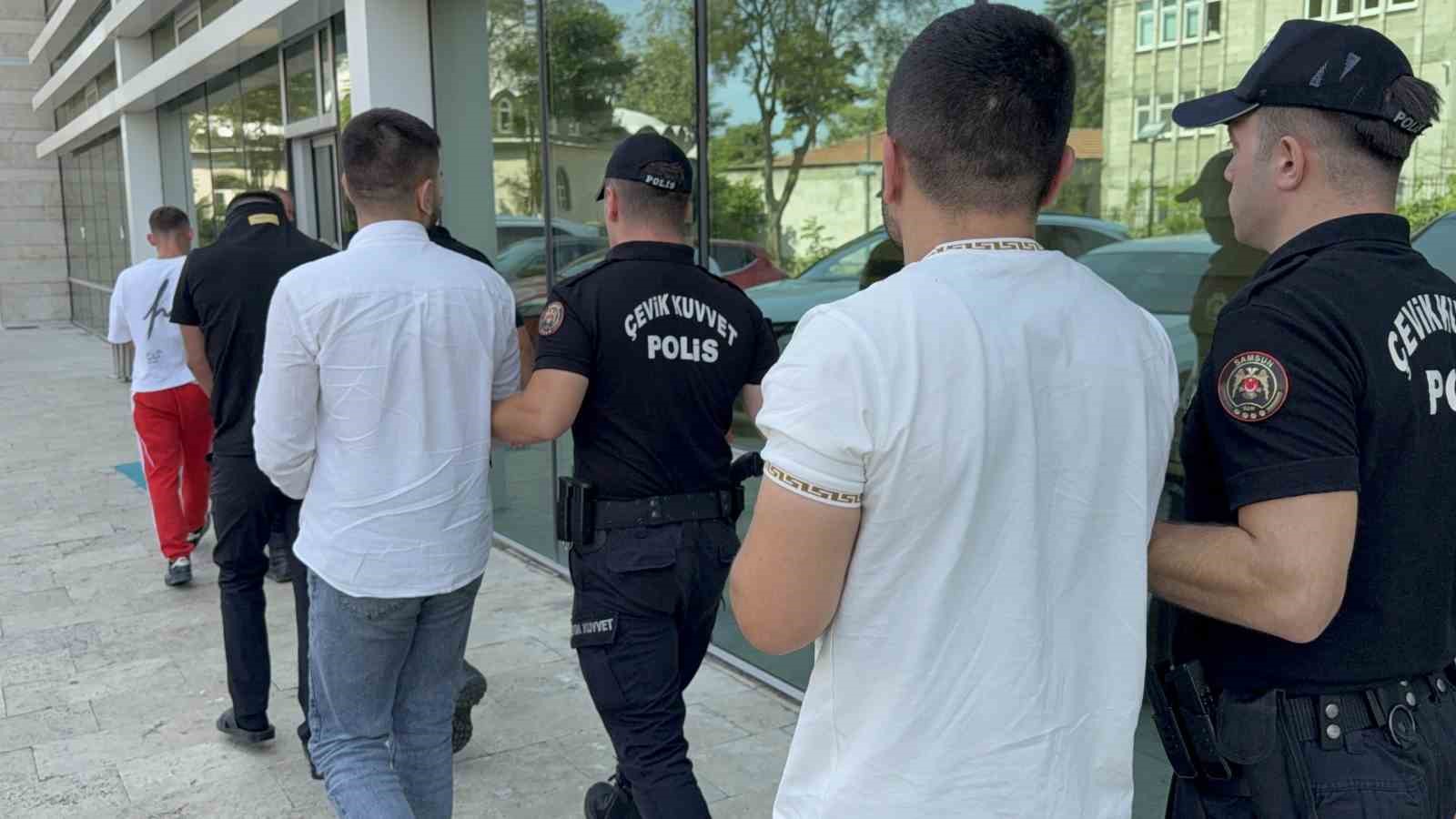 Uyuşturucu operasyonunda gözaltına alınan 4 şüpheli adliyeye sevk edildi