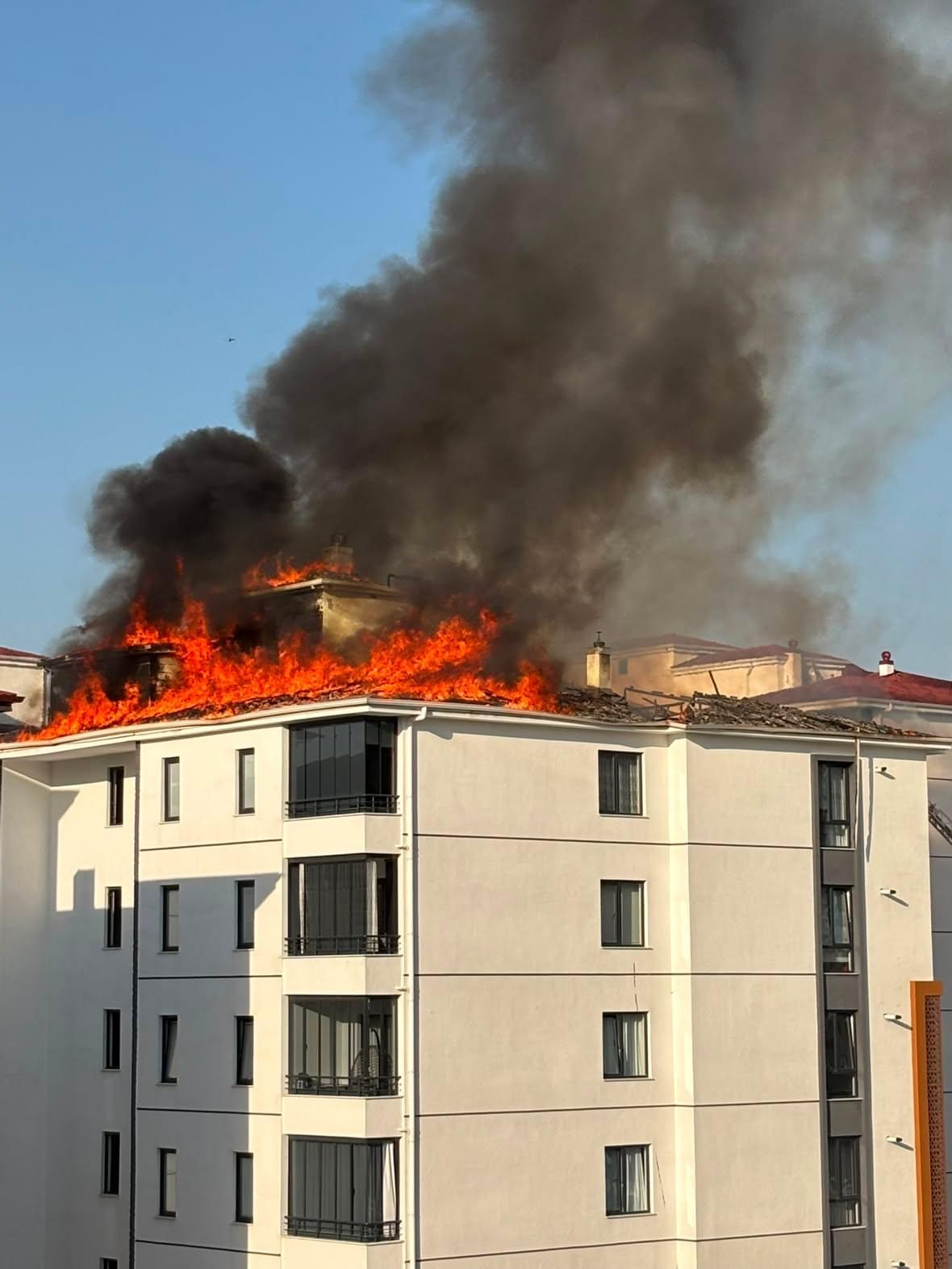 Elazığ&rsquo;da korkutan &ccedil;atı yangını