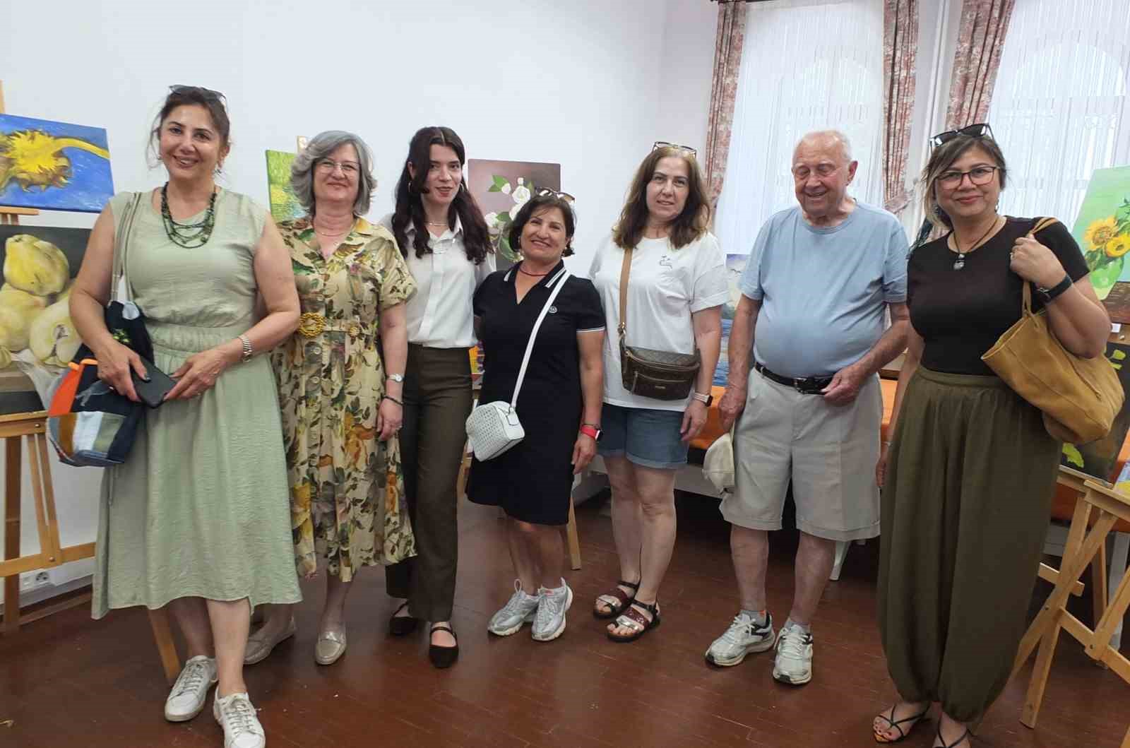Balıkesir Burhaniye’de kadınların yıl boyu yaptığı resimler görücüye çıktı