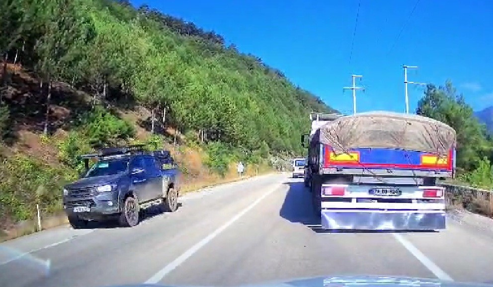 Hatalı sollama yapan araç kazaya neden oluyordu