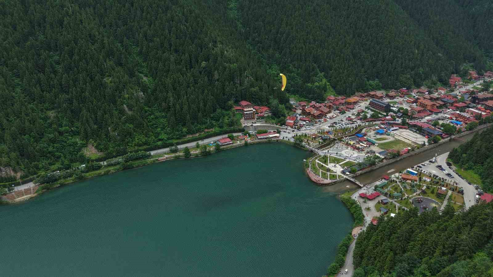 Turistler Uzungöl’ü gökyüzünden keşfediyor