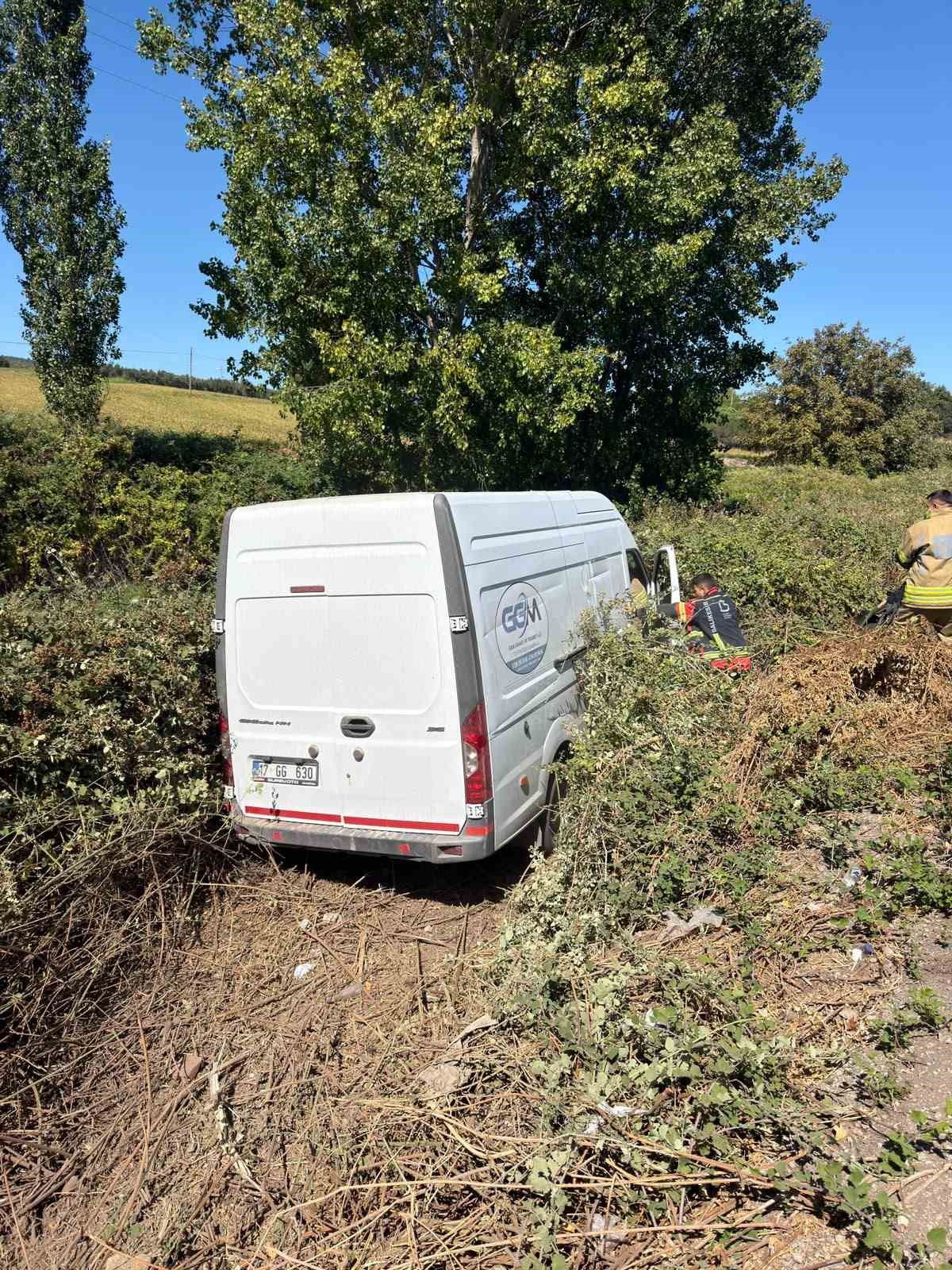 Gönen’de kontrolden çıkan panelvan sarmaşıkların arasına girdi