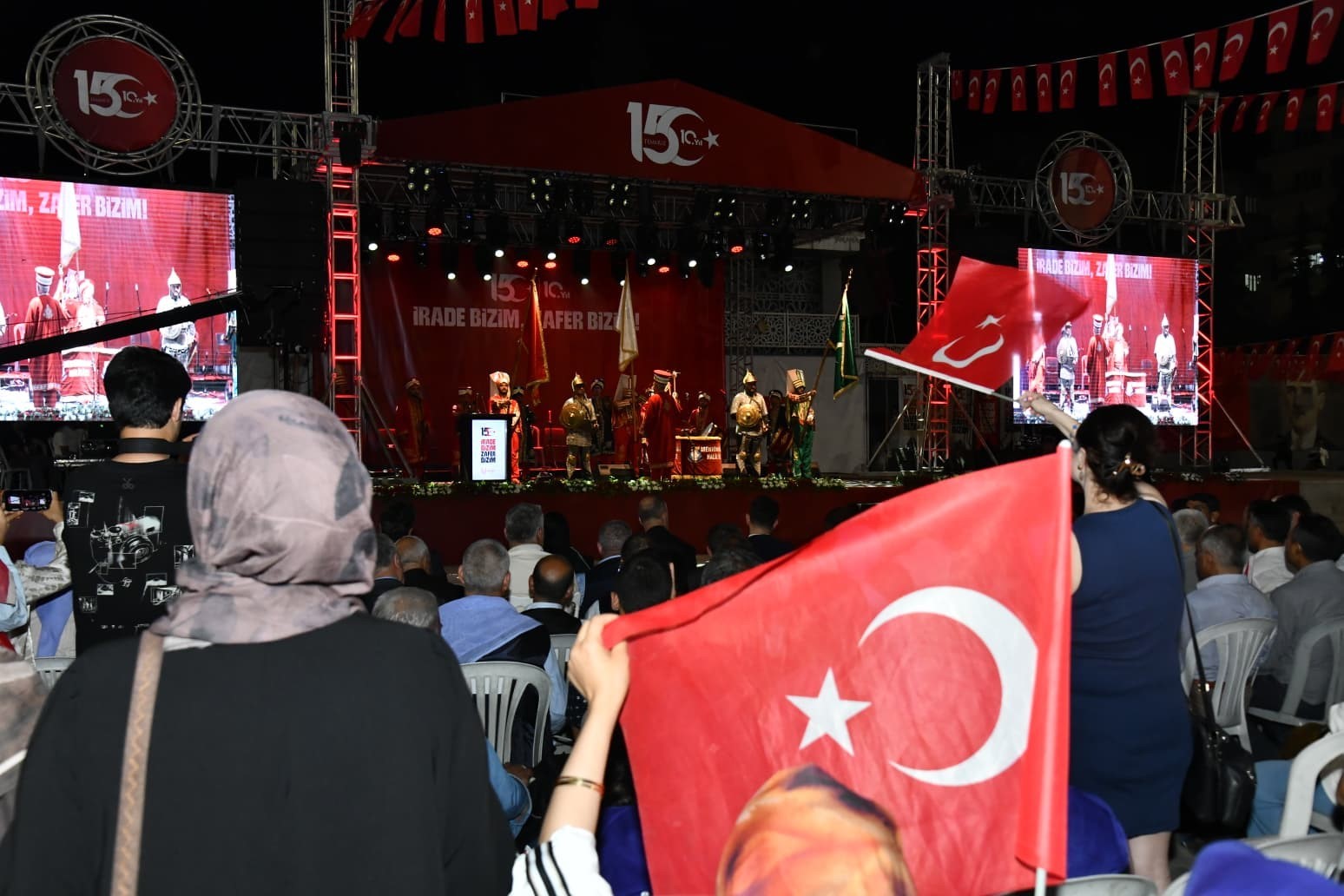 Şanlıurfa’da vatandaşlar meydanlara sığmadı