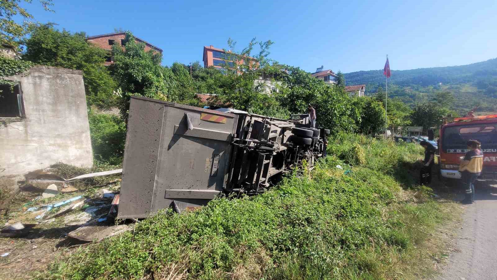 Devrilen kamyonun altında kalmaktan saniyelerle kurtuldu: O anlar kamerada
