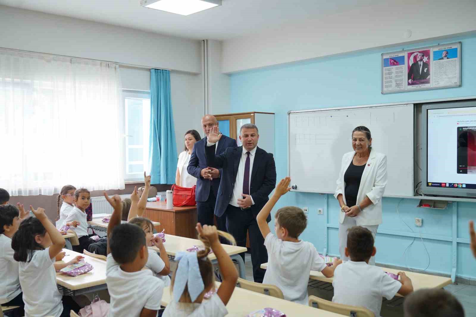 Ayvalık’ta ilköğretim haftası coşkuyla kutlandı