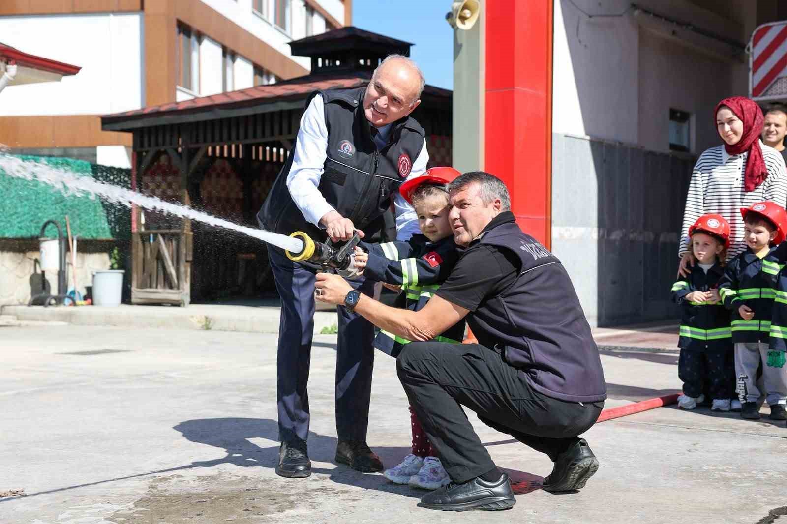 Başkan &Ouml;zl&uuml; itfaiye personeline tesbih hediye etti, miniklerle su tuttu