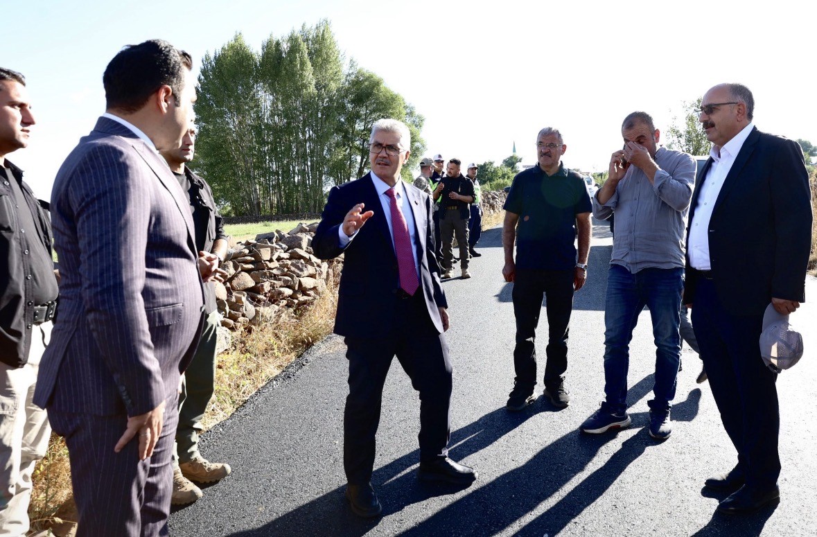 Bing&ouml;l&rsquo;&uuml;n k&ouml;y yollarında sıcak asfalt &ccedil;alışması s&uuml;r&uuml;yor