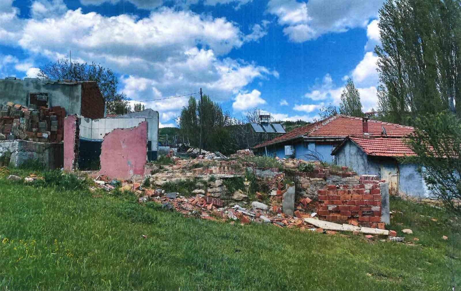 Uşak Belediyesi metruk binaların yıkımını s&uuml;rd&uuml;r&uuml;yor