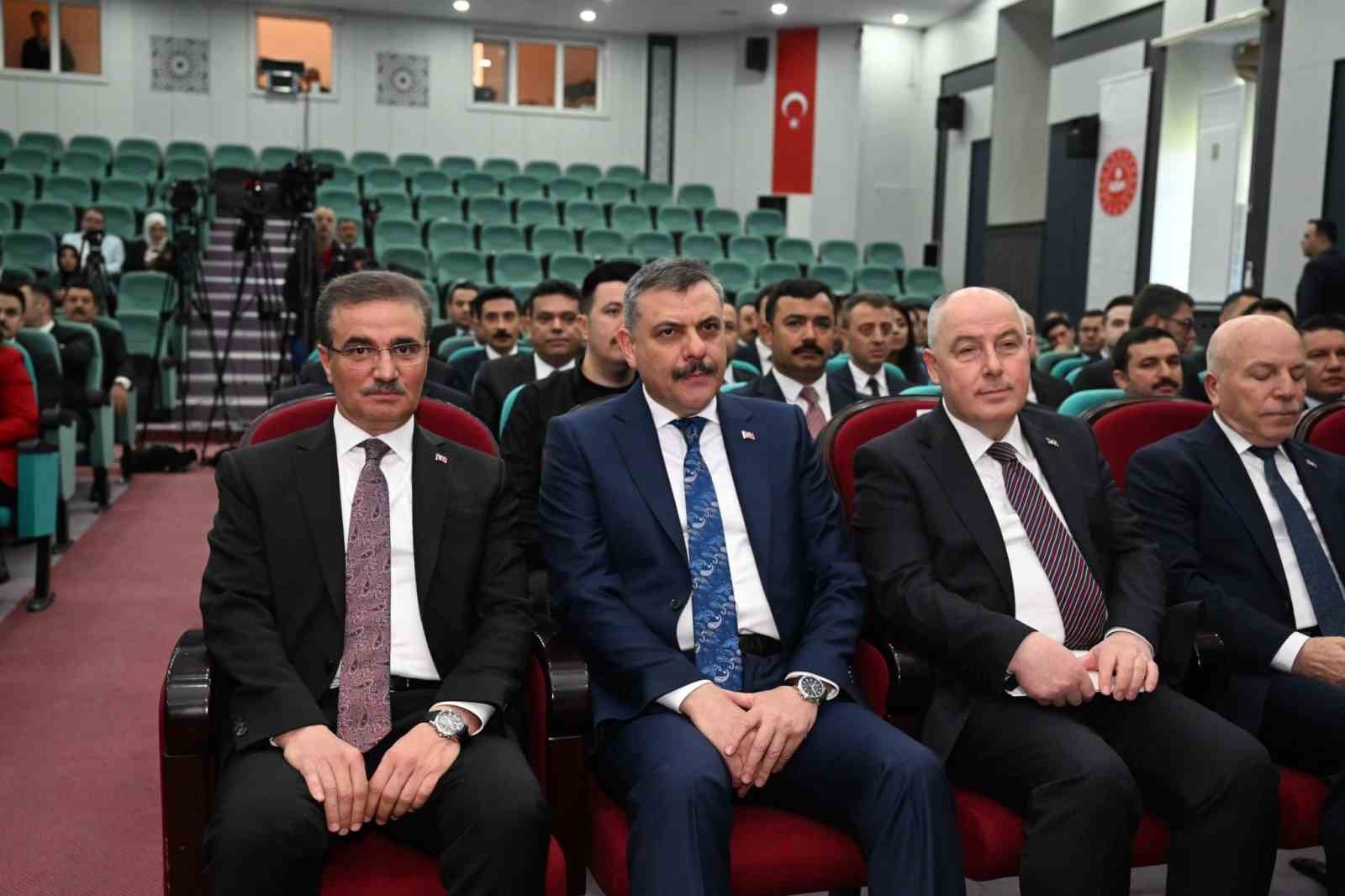 Vali Baruş: "Halkla doğrudan, samimi, şeffaf ve güven veren bir bağ kurmak her zamankinden daha kritik bir hale gelmiştir"