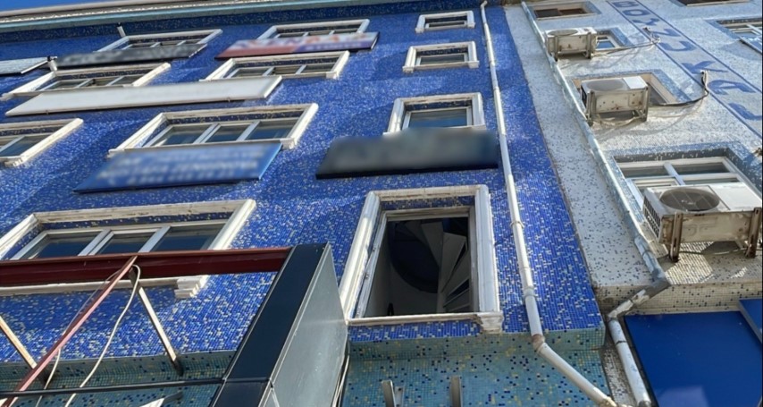Karaman’da kaldırımda yürüyen kadının üzerine PVC kapı düştü