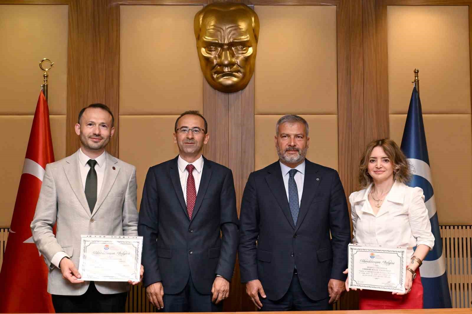 TURAK’tan Anadolu Üniversitesi EMYO’ya akreditasyon plaketi
