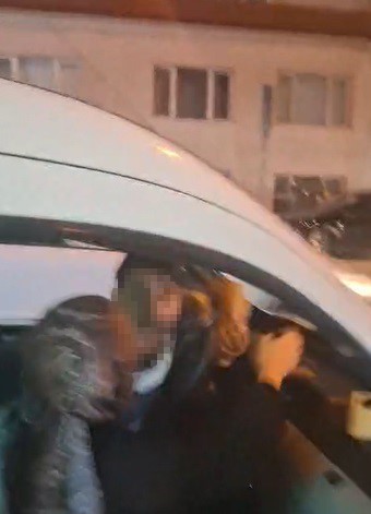 Motosiklet s&uuml;r&uuml;c&uuml;s&uuml;ne yumruklu saldırı kamerada