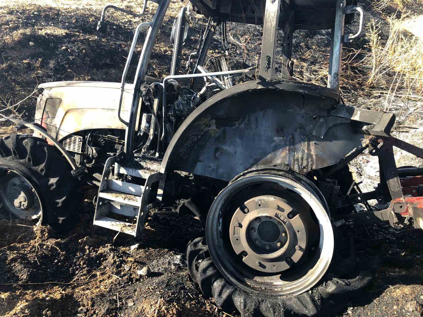 Anız yangınına müdahale eden traktör alevlere teslim oldu