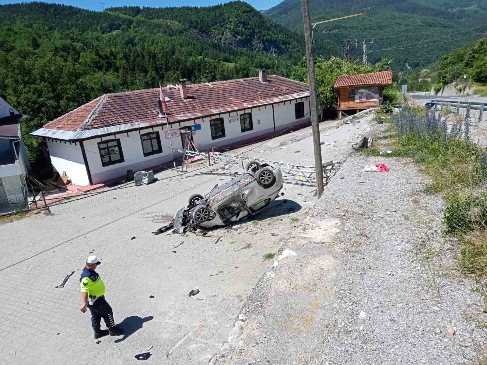 Takla atan otomobil aydınlatma direğine çarptı: 1 yaralı