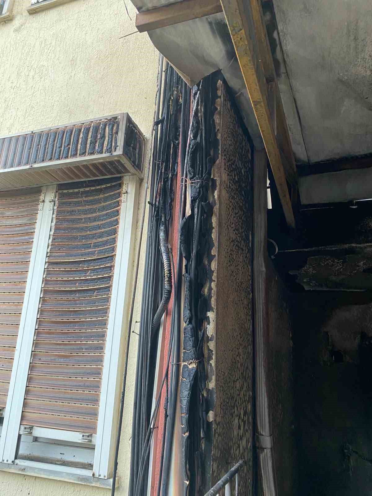 Balıkesir’de balkonda çıkan yangın tüm binayı yakıyordu