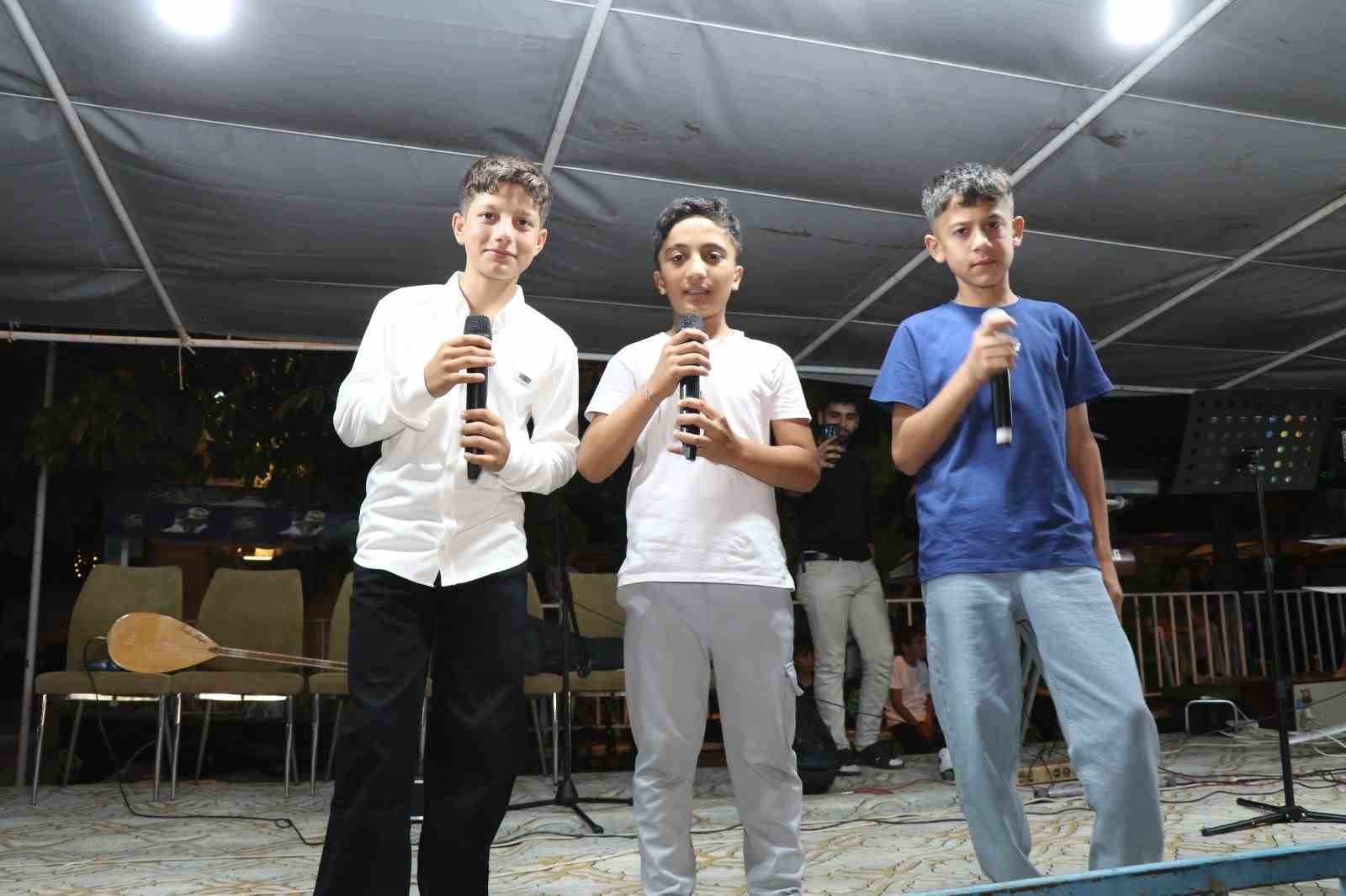 Üç kafadar sesleriyle sahnenin tozunu aldı