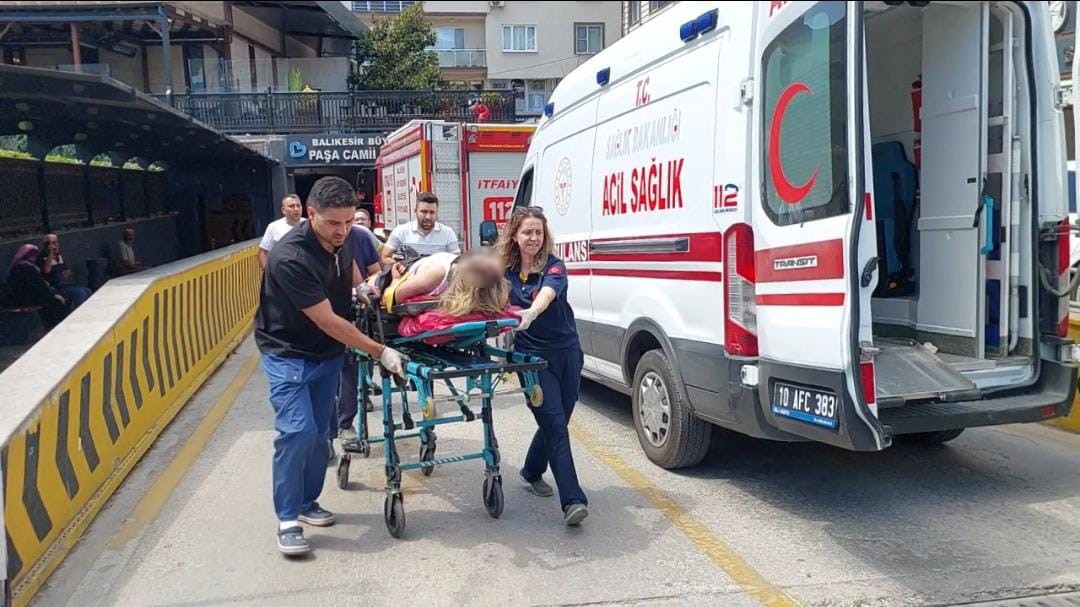 Otoparkta otomobilin altında kalan gen&ccedil; kadın yaralandı