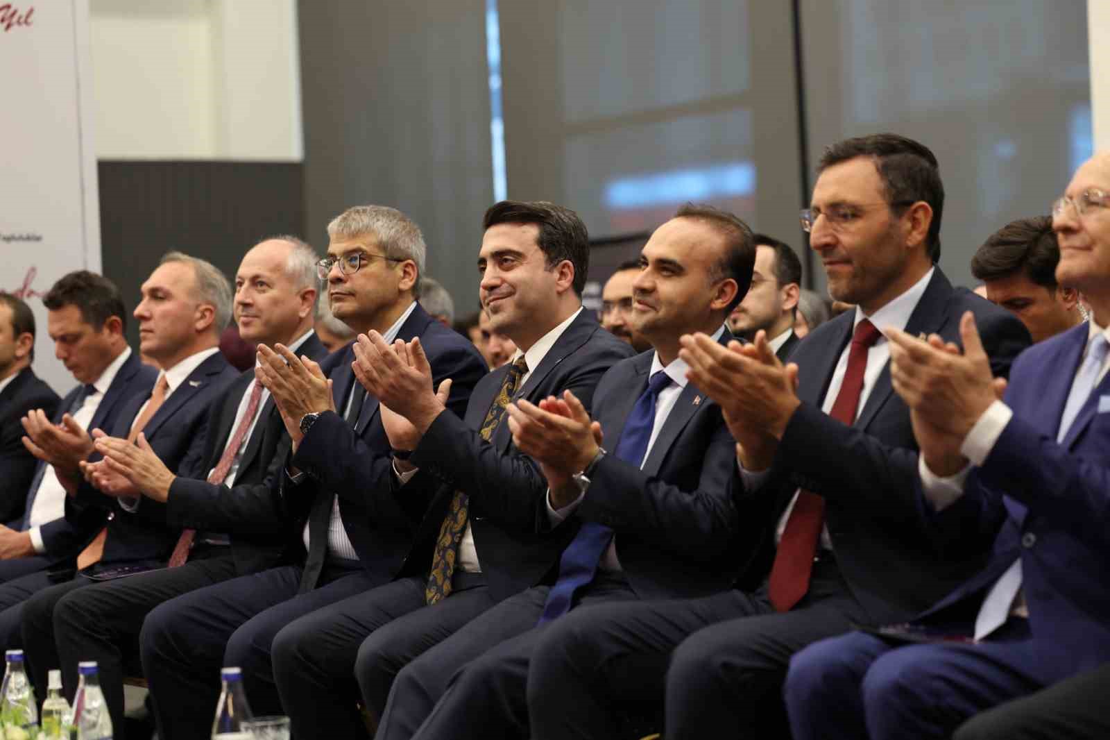 Bakan Kacır: "Öyle kuvvetleneceğiz ki, dünyada hiç kimse mazlumlara ve Türk milletine zarar vermeyi aklının ucundan dahi geçiremeyecek"