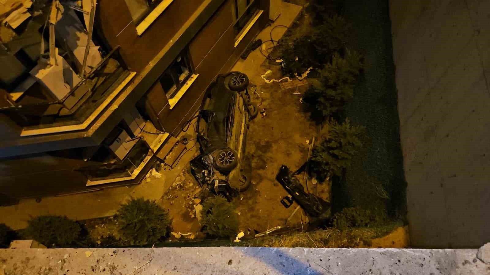 Eyüpsultan’da alkollü sürücü binaya çarptıktan sonra bahçeye uçtu: 2 yaralı
