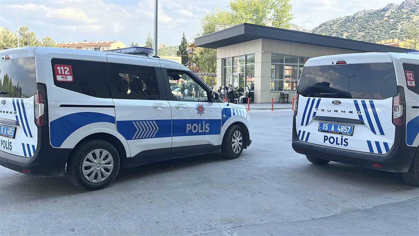 Komşular arasında araç park kavgası kanlı bitti: Baba oğul bıçaklandı