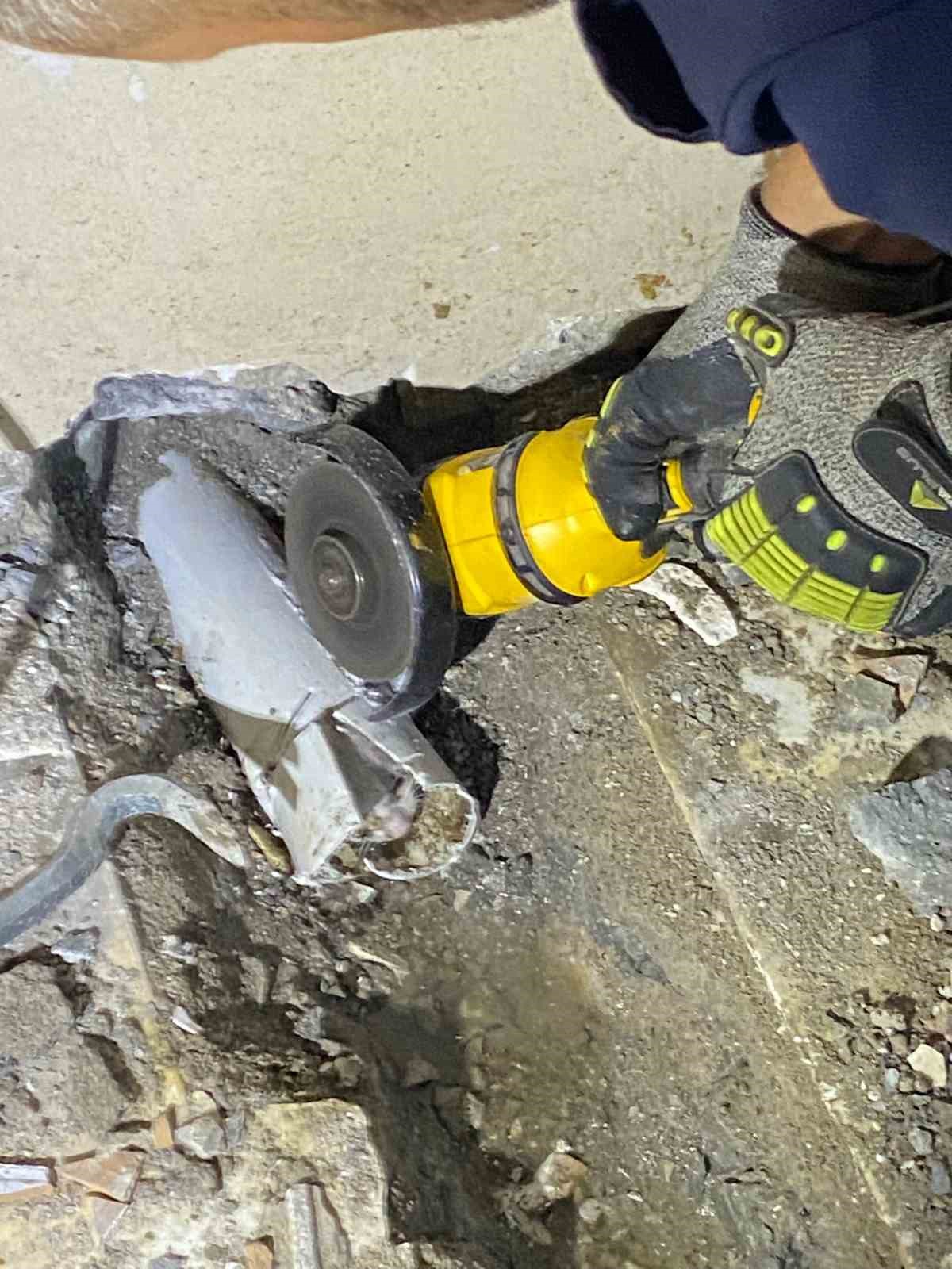 Su borusuna sıkışan yavru kediyi itfaiye kurtardı