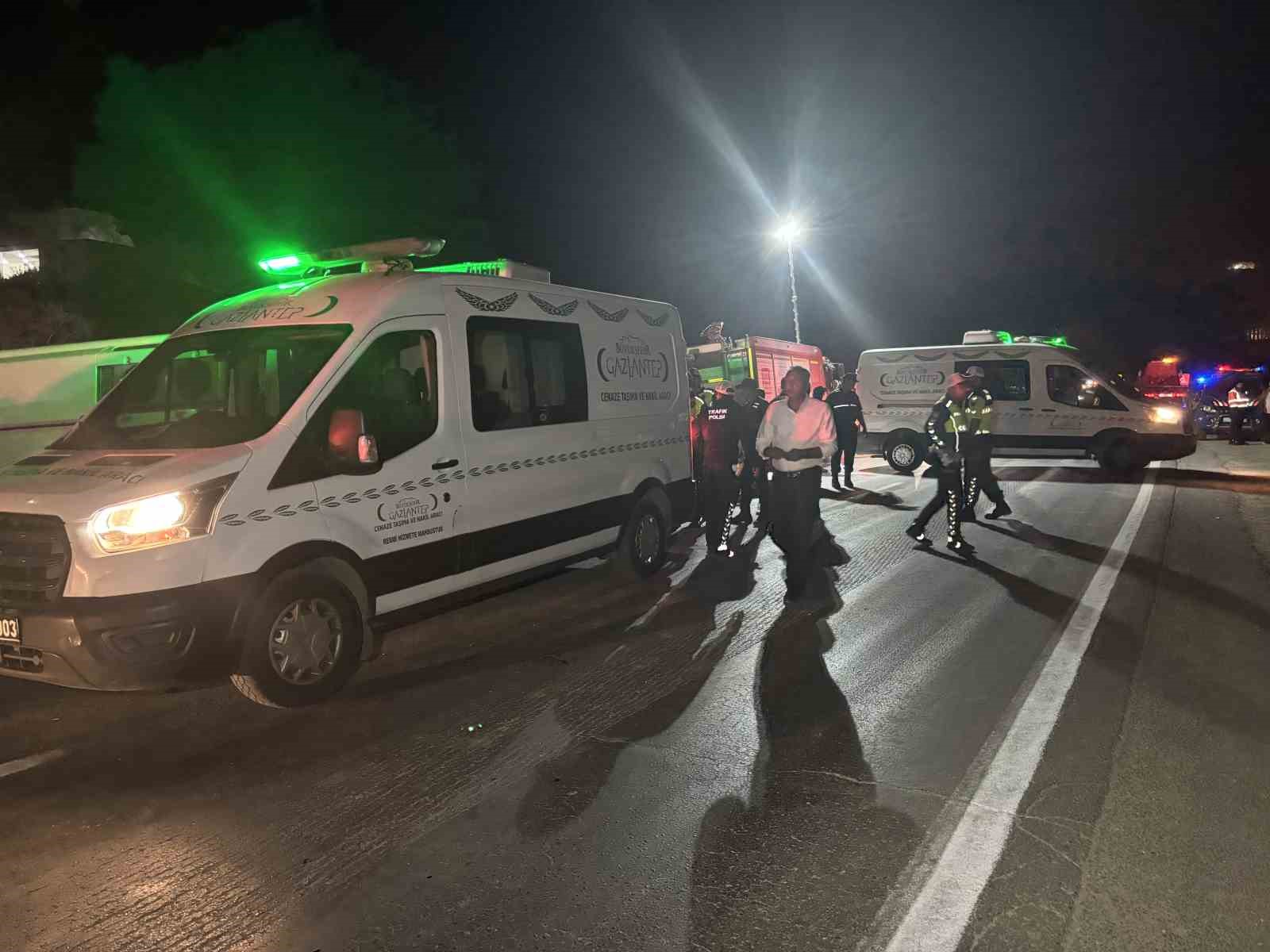 3 yaşındaki Kerem hayata tutunamadı: Gaziantep&rsquo;teki feci kazada &ouml;l&uuml; sayısı 8 oldu