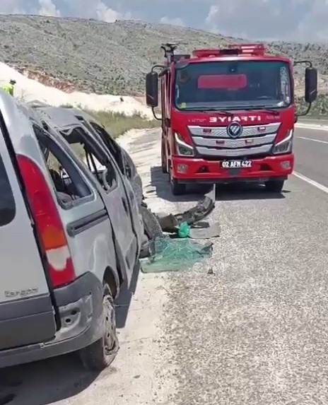 Hafif ticari araç takla attı: 1 ölü, 1 yaralı
