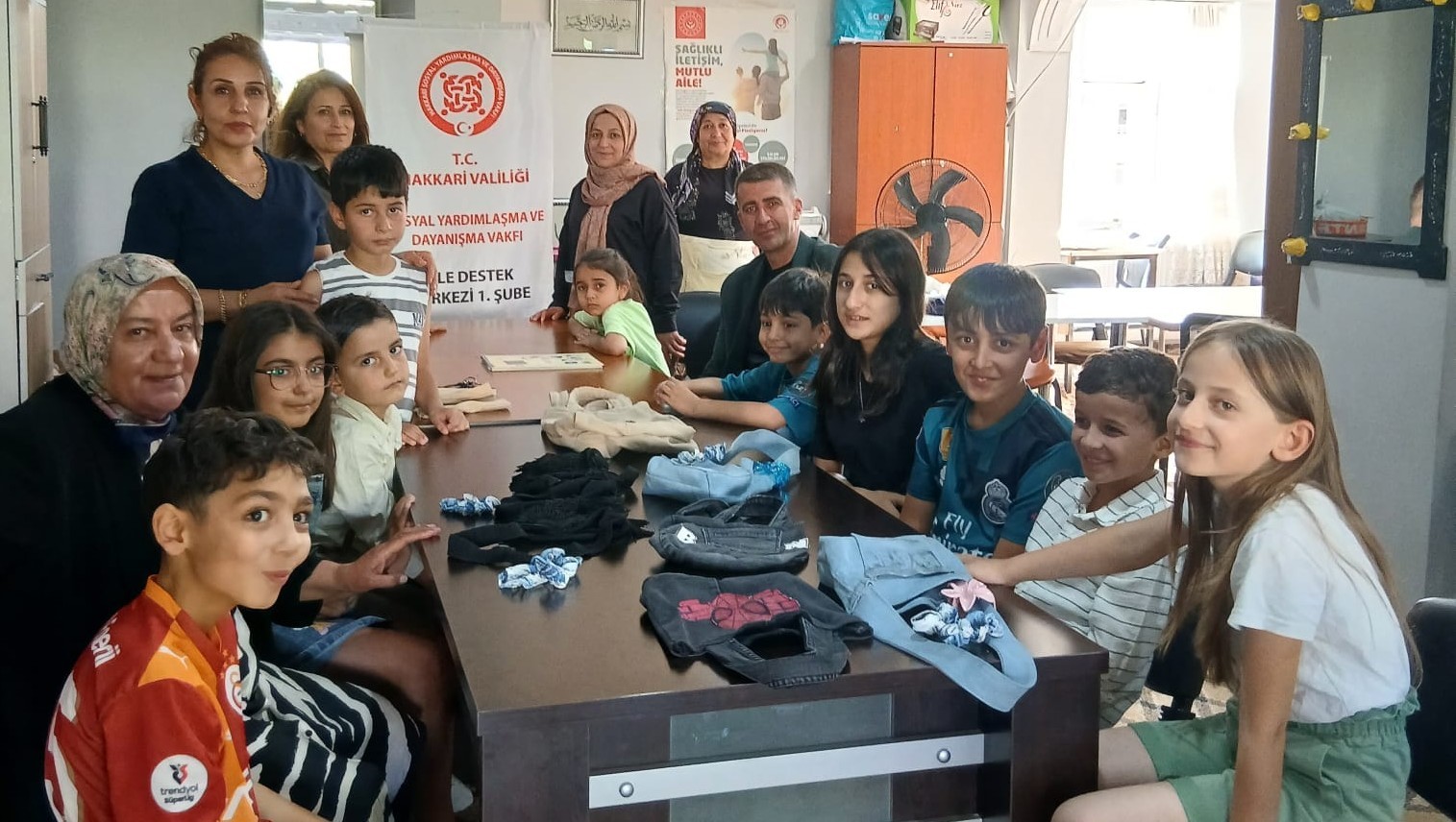 Hakkâri’de minik eller iklim değişikliğine dikkat çekti