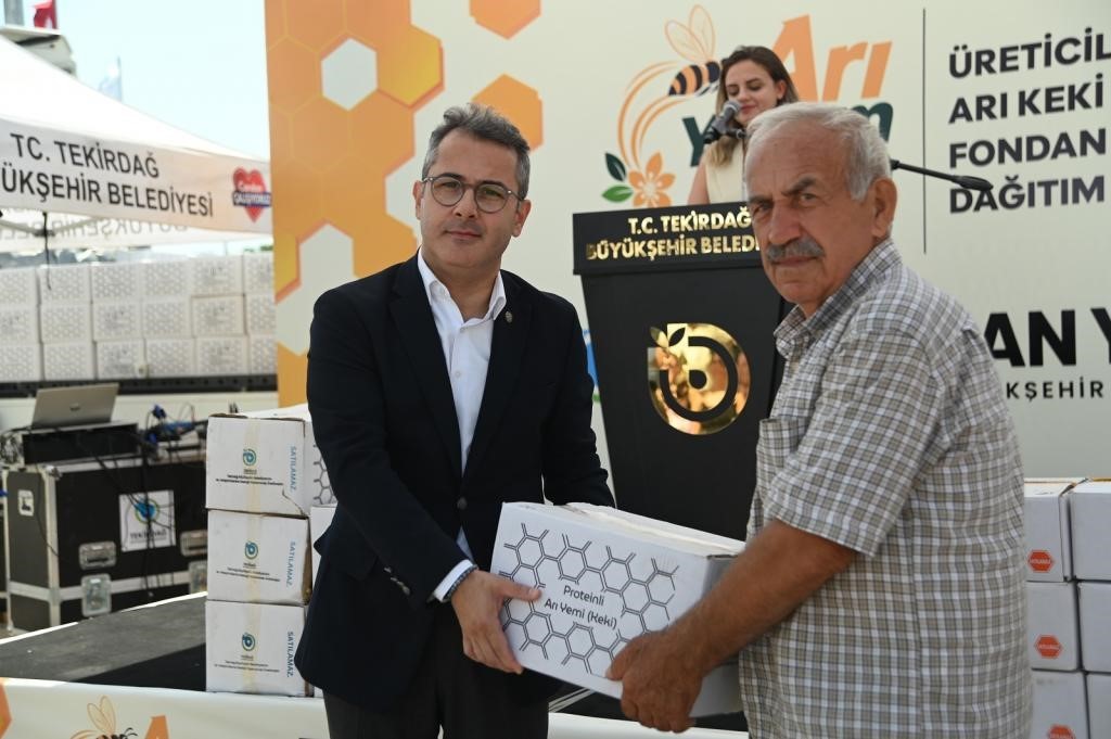 Tekirdağ’da 780 arı yetiştiricisine yem desteği sağlandı