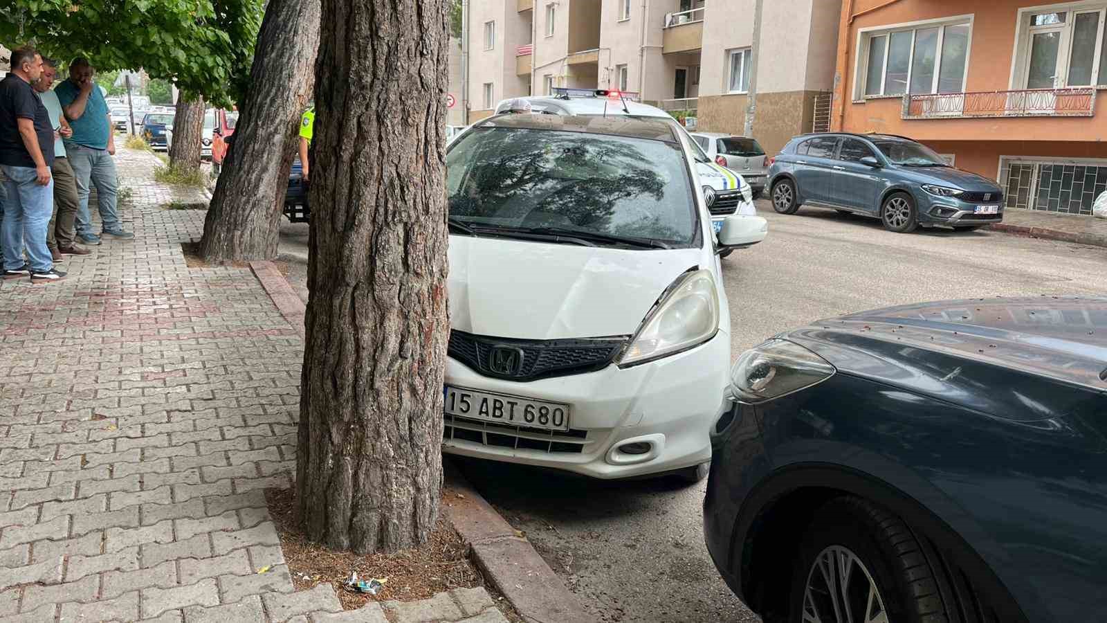 Burdur’da otomobil ağaca çarptı: 1 yaralı