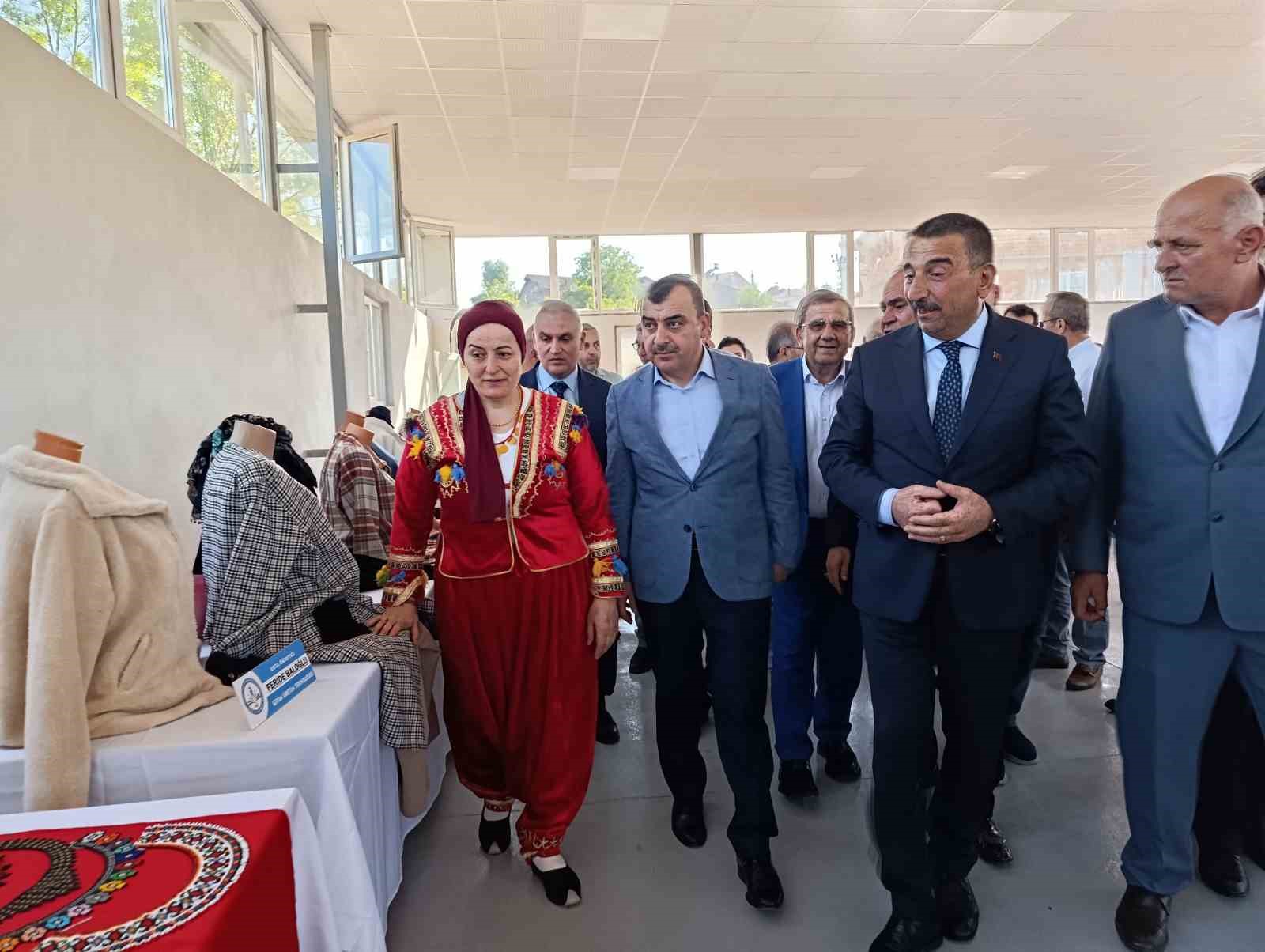 Şehler köyü sosyal tesisleri ile halk eğitim merkezi sergisi beğeni topladı