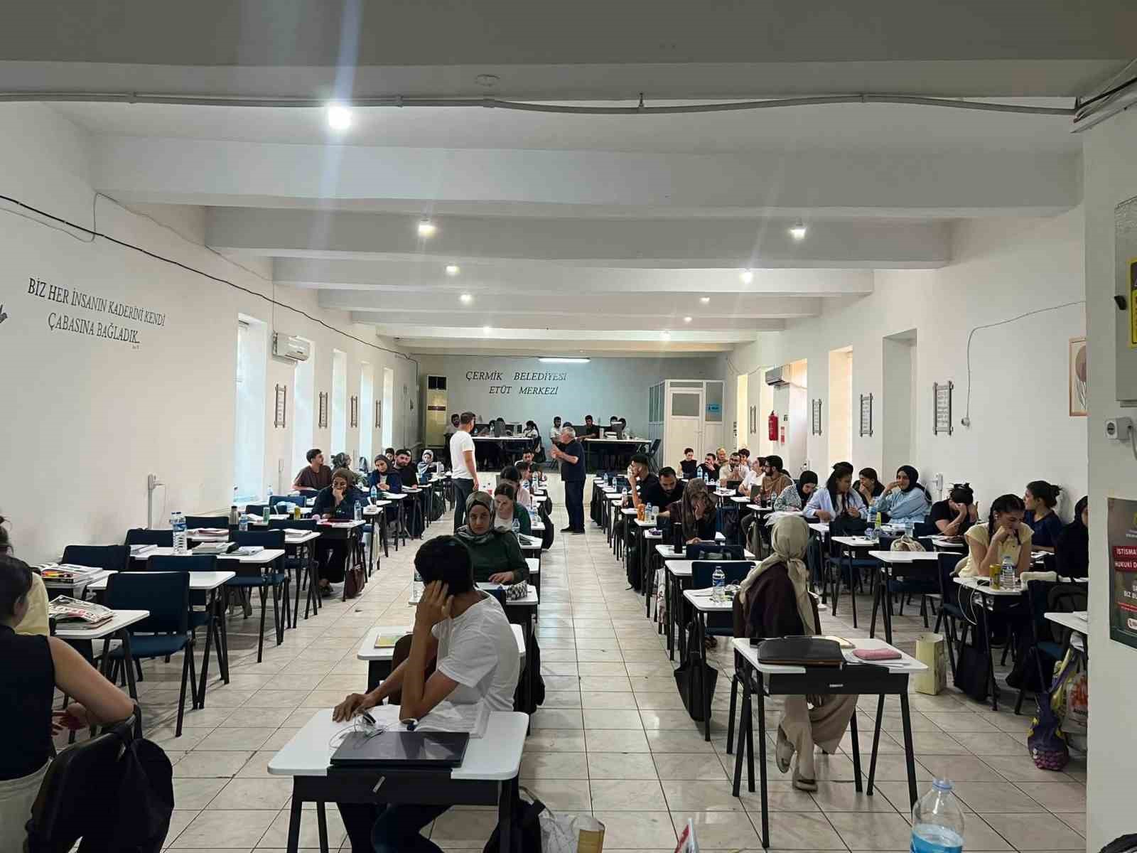 &Ccedil;ermik Et&uuml;t Merkezinde &ouml;ğrenciler sınava hazırlanıyor