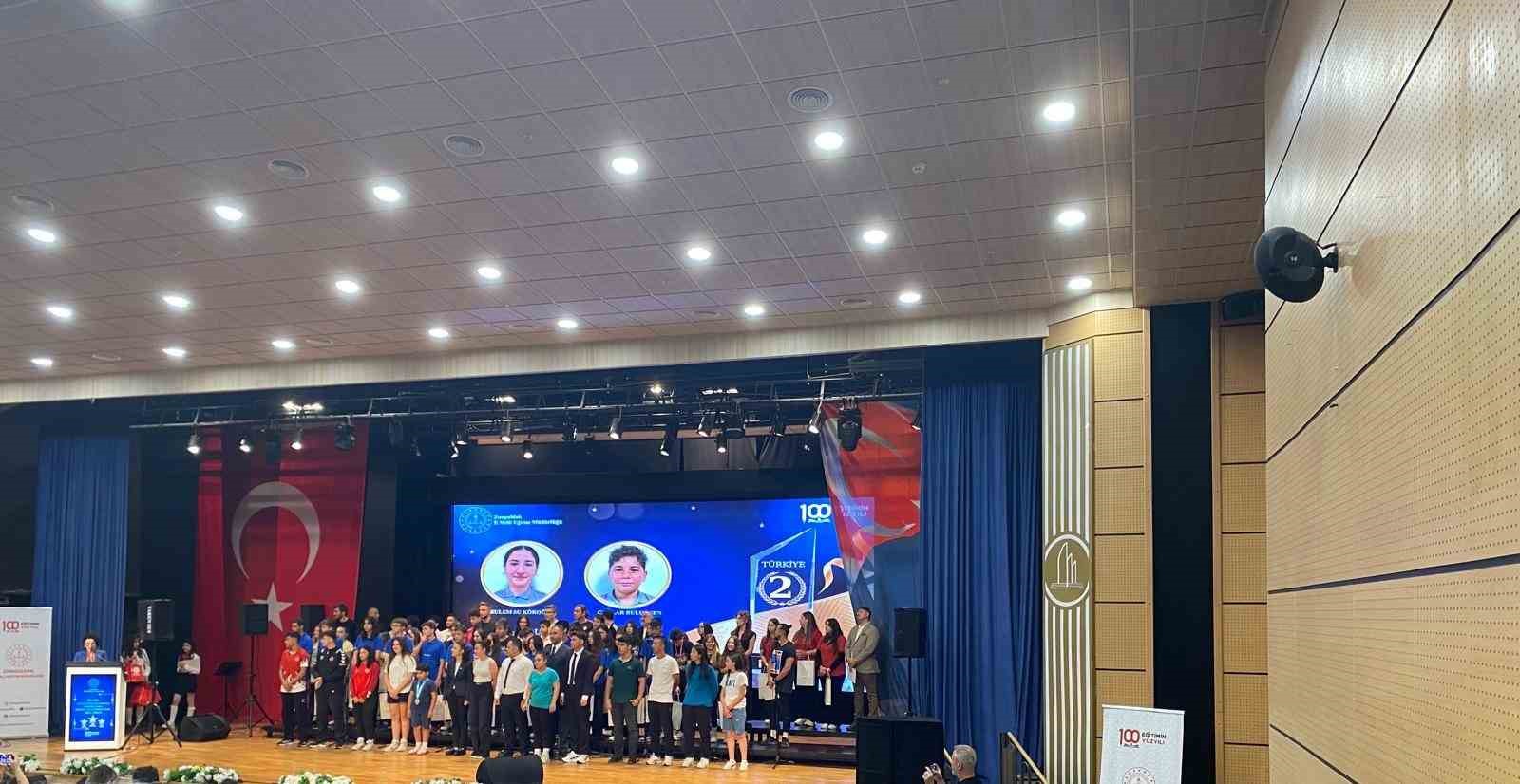 Mollabey Ortaokulu öğrencilerine Türkiye dereceleri için ödül