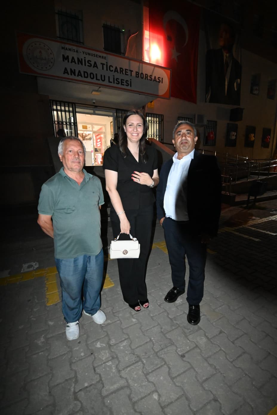 Manisa&rsquo;da bir mezuniyet, &uuml;&ccedil; veda