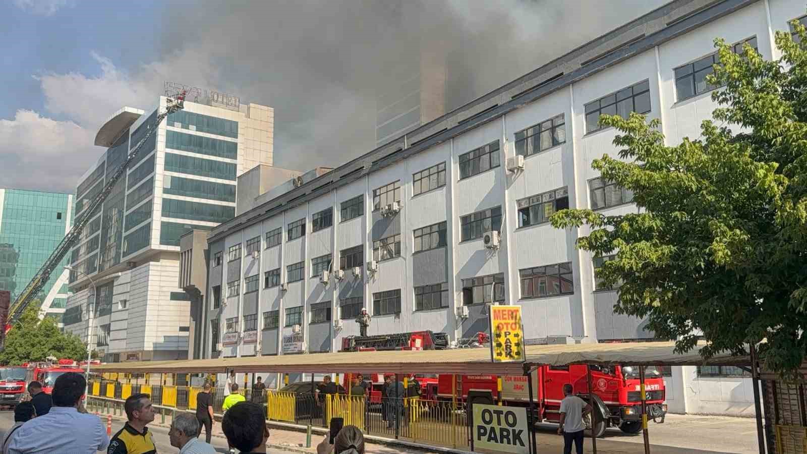 Halı Sarayı İş Merkezi&rsquo;nde yangın paniği