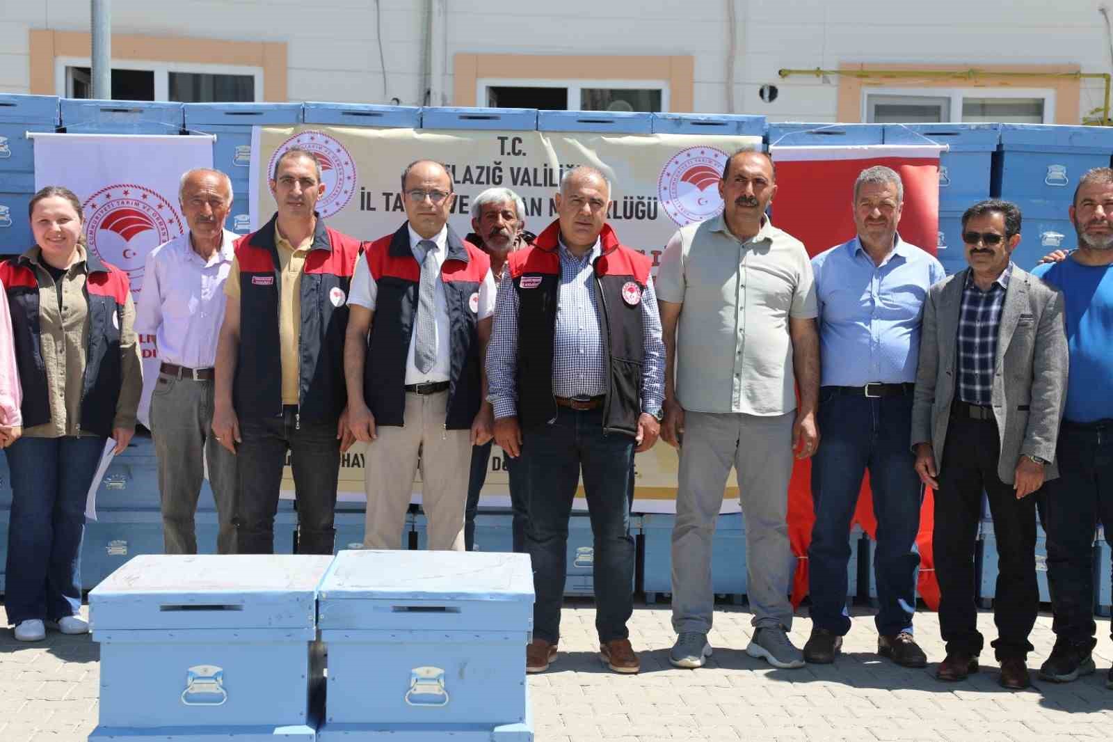 Elazığ’da 15 arı yetiştiricisine 150 adet kovan dağıtıldı