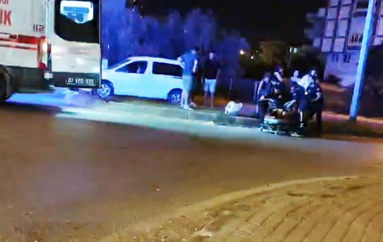 Otomobille &ccedil;arpışan motosikletlinin yola savrulduğu anlar kamerada