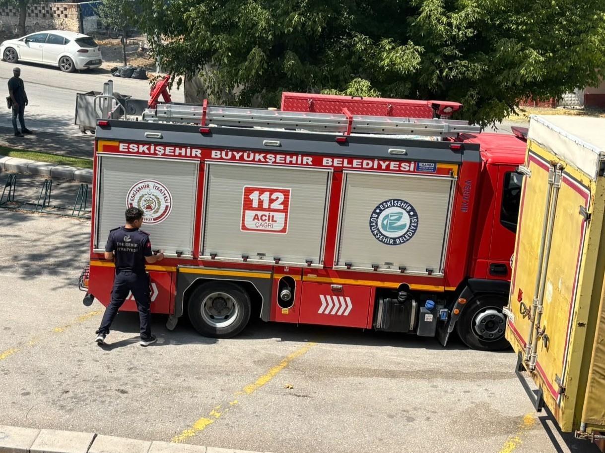 Eskişehir&rsquo;de mezarlar alevler i&ccedil;inde kaldı