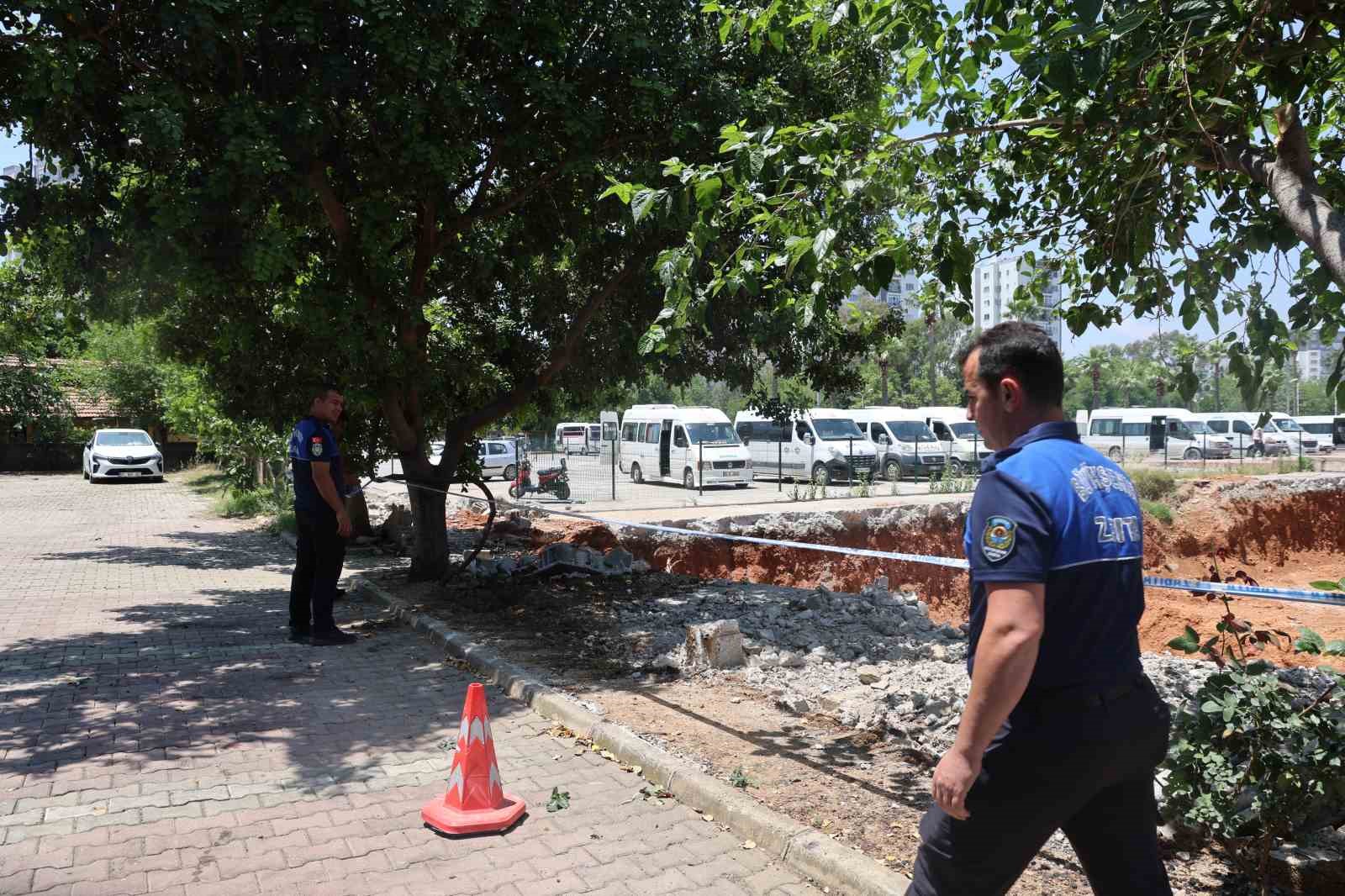 Belediye itfaiye binası için apartmanın istinat duvarını yıktı