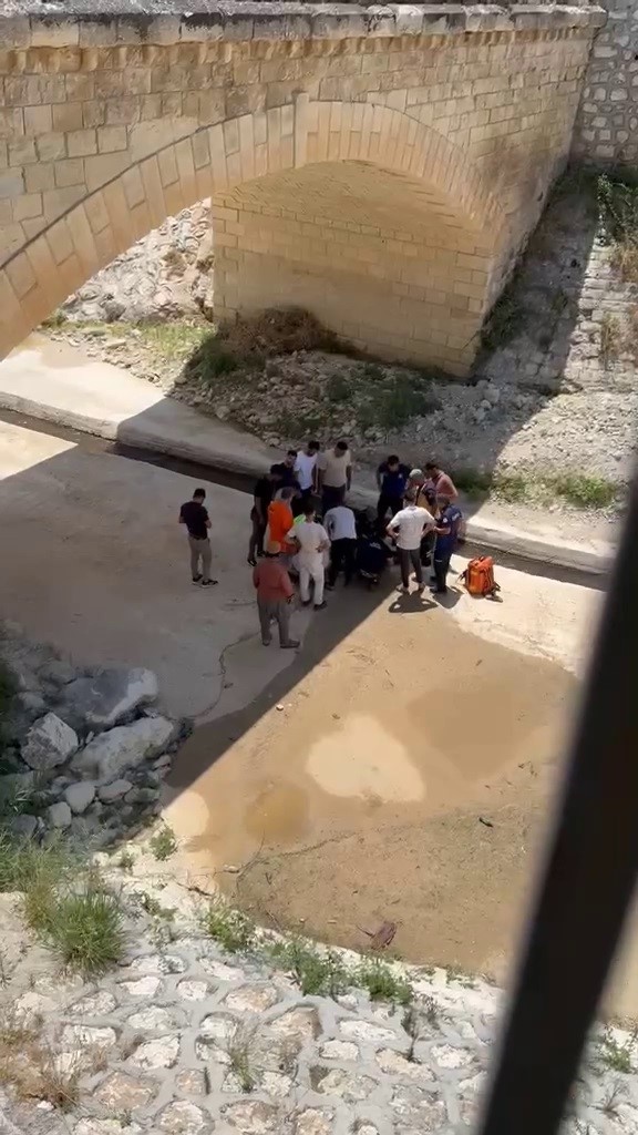 Bisikletiyle köprüden uçan çocuk 7 metreden yere çakıldı