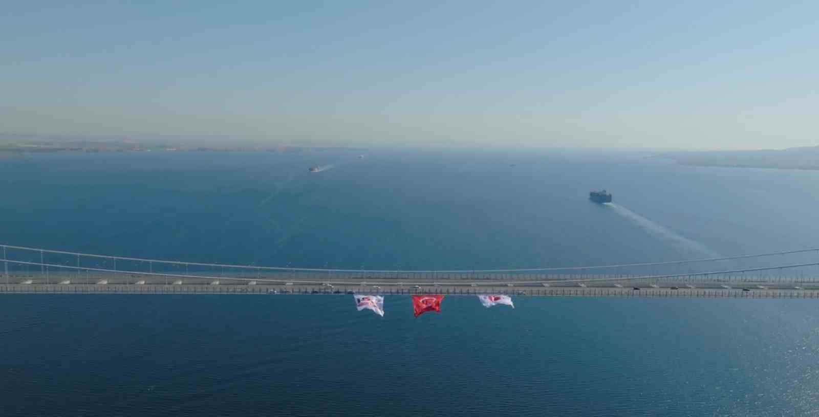 15 Temmuz&rsquo;un sembol&uuml; Kırmızı Beyaz: 5 dev k&ouml;pr&uuml; T&uuml;rk bayraklarıyla donatıldı