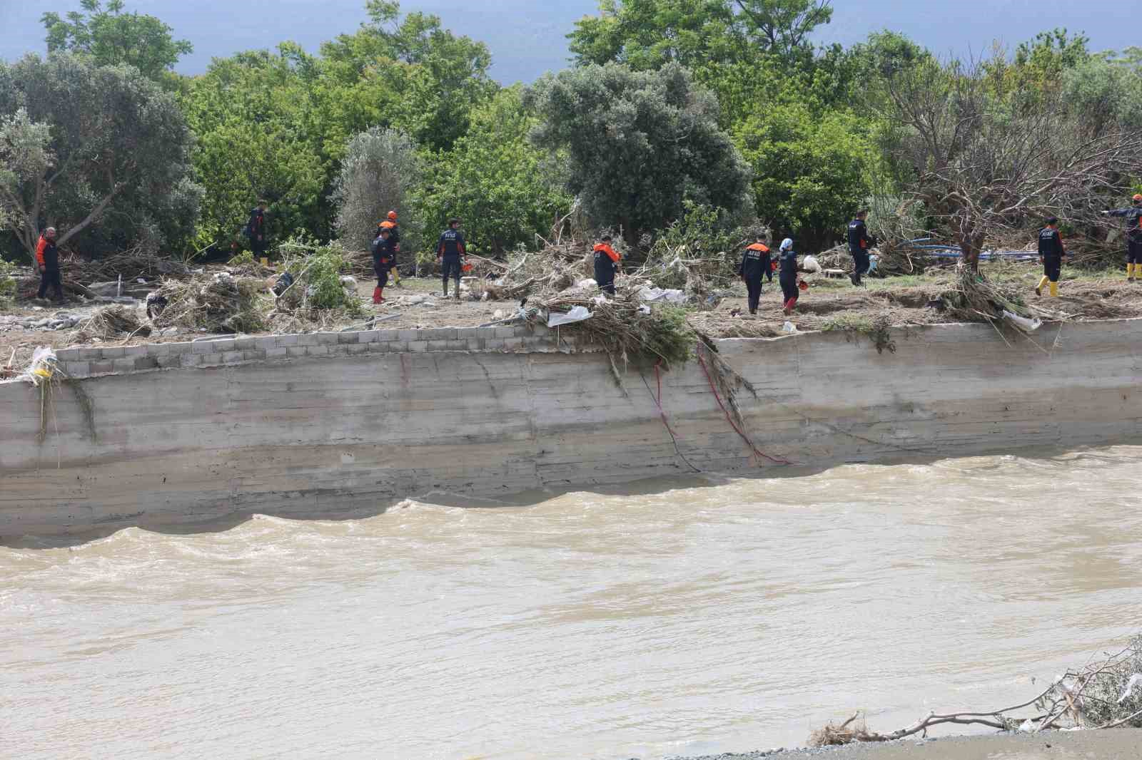 Sel felaketinde kaybolan 2 genci arama &ccedil;alışmaları ikinci g&uuml;n&uuml;nde devam ediyor
