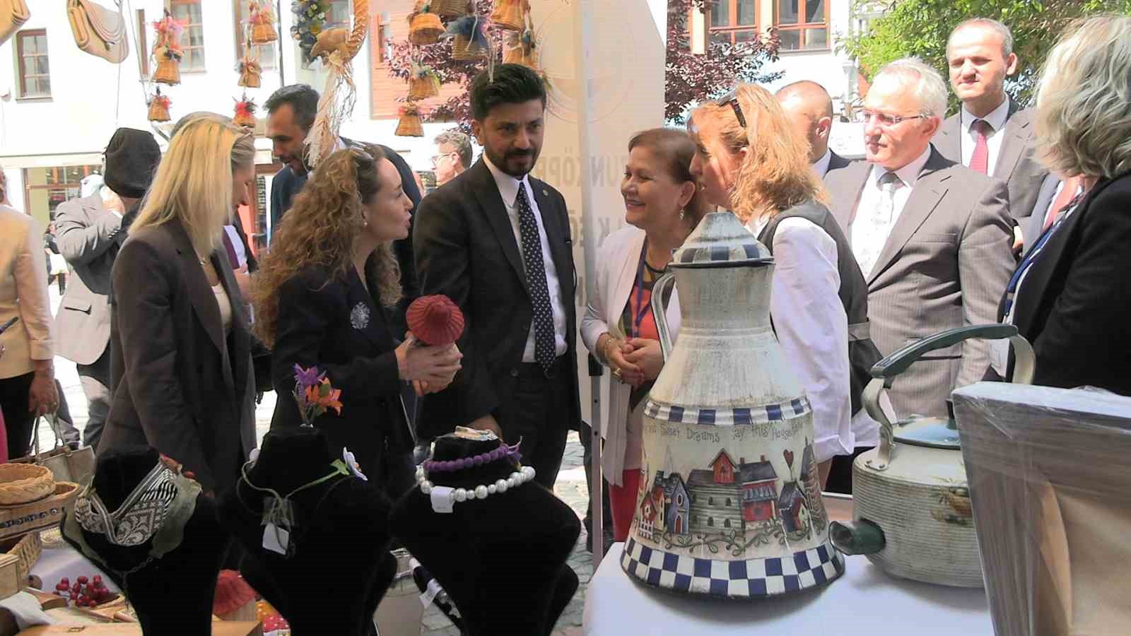Edirne&rsquo;de Hayat Boyu &Ouml;ğrenme Haftası kutlandı: Kursiyerler 1 yıllık emeklerini g&ouml;r&uuml;c&uuml;ye &ccedil;ıkardı