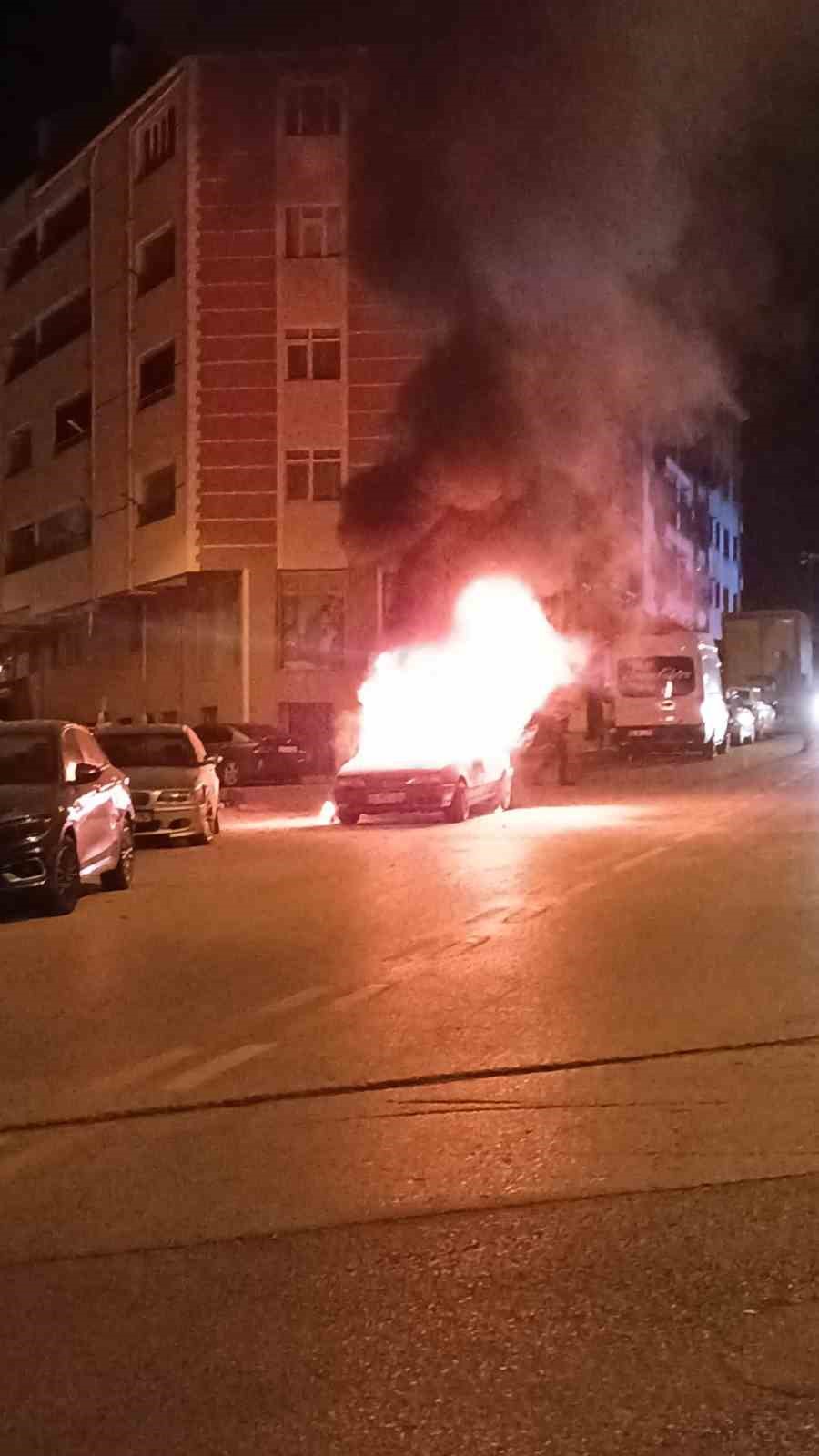 Ankara&rsquo;da seyir halindeki ara&ccedil; alev alev yandı