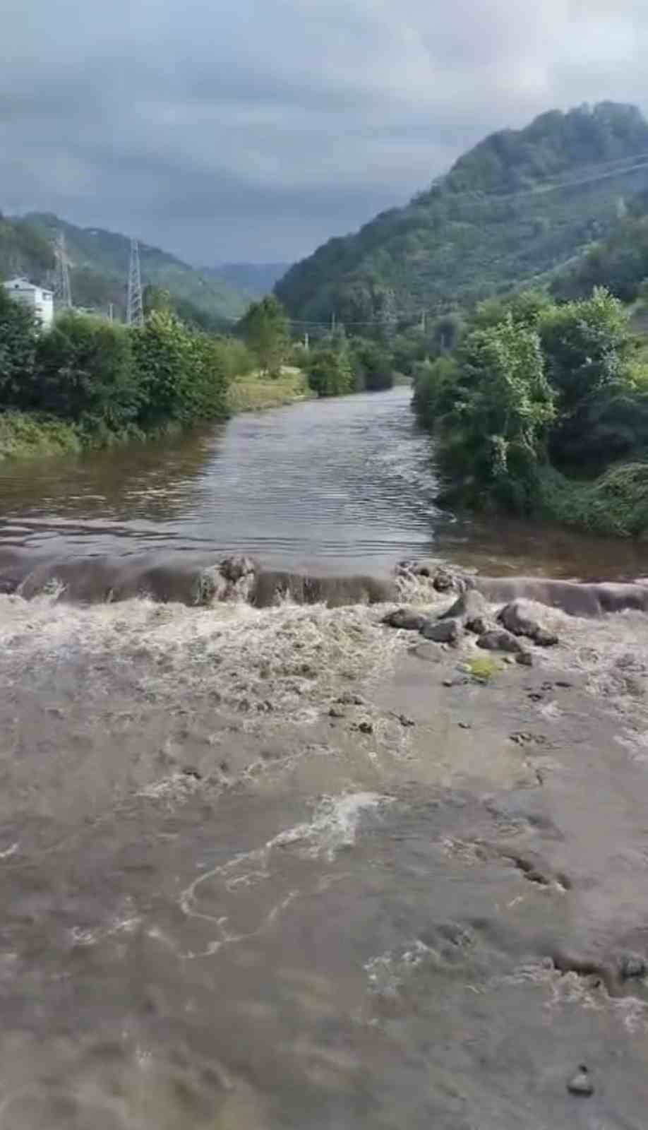 Giresun’da dün bir anne ile 2 kızının hayatını kaybettiği selin geliş anının yeni görüntüleri ortaya çıktı