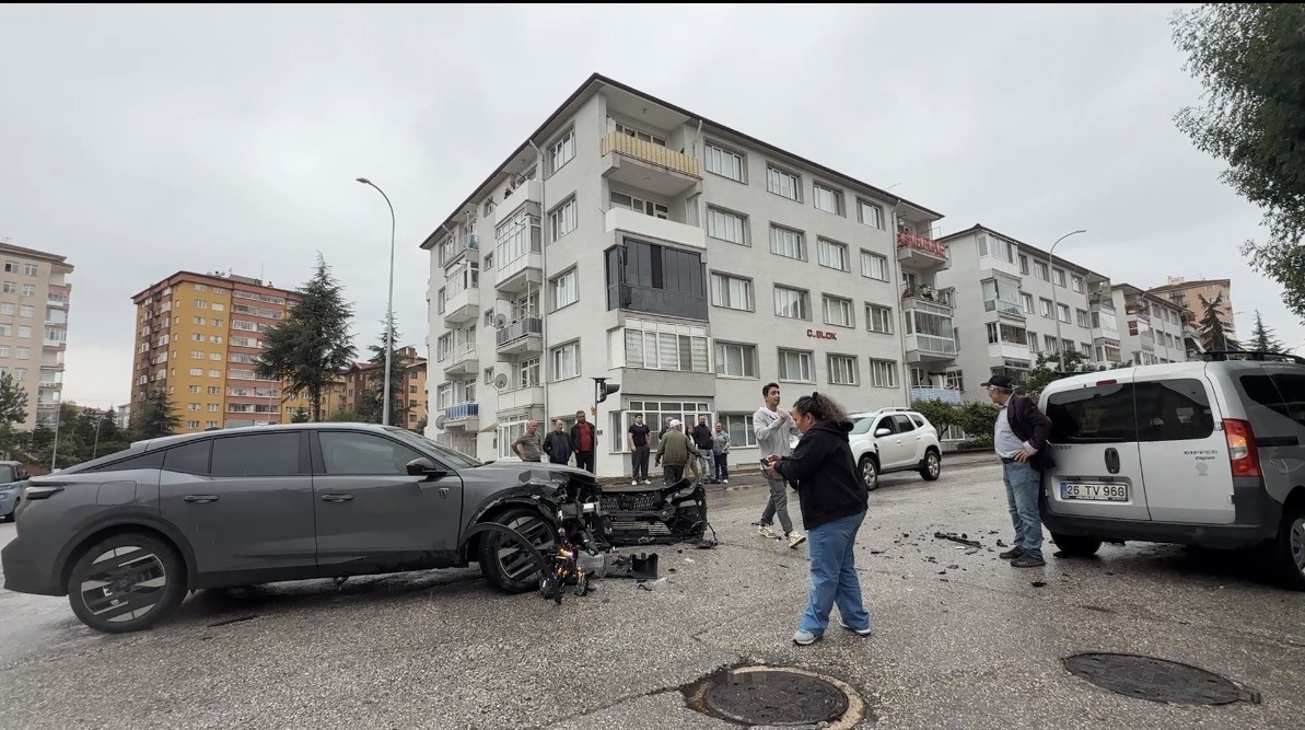 Bir kişinin yaralandığı trafik kazası sonrası yaşanan gerginlik g&uuml;&ccedil;l&uuml;kle yatıştırıldı