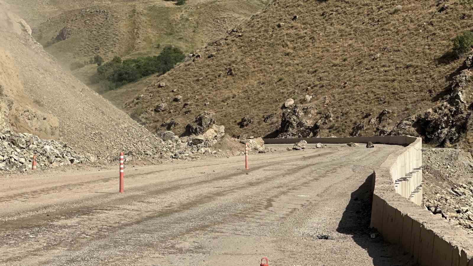 Yüksekova-Van yolunda kaya parçaları ulaşımı aksattı